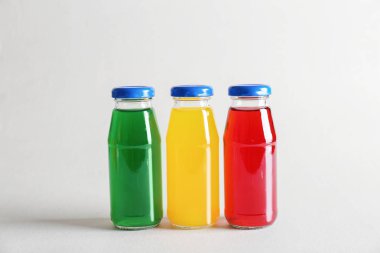 Farklı lezzetli meyve suları şişe