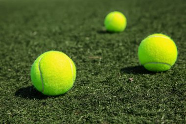 Tenis topları çimenlerin üzerinde 