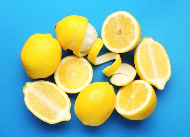  dilimlenmiş ve soyulmuş limon 