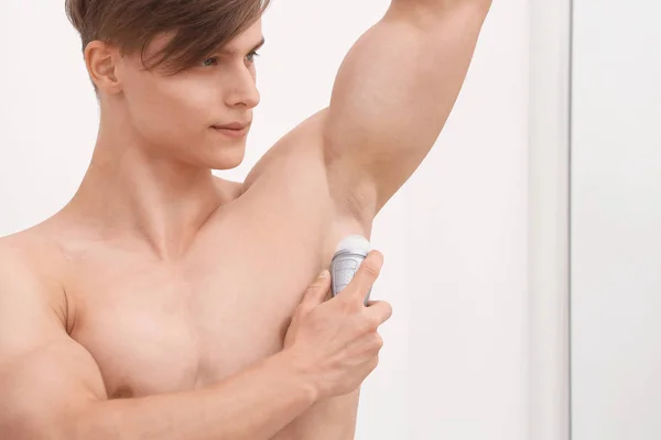 Man Menggunakan Deodoran — Stok Foto