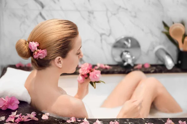 Женщина отдыхает в ванной — стоковое фото