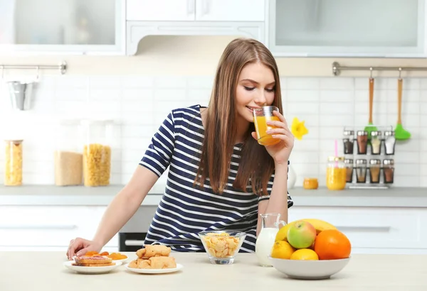 Fiatal gyönyörű nő reggelizik konyha — Stock Fotó