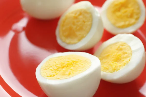 Leckere hartgekochte Eier in Scheiben geschnitten — Stockfoto