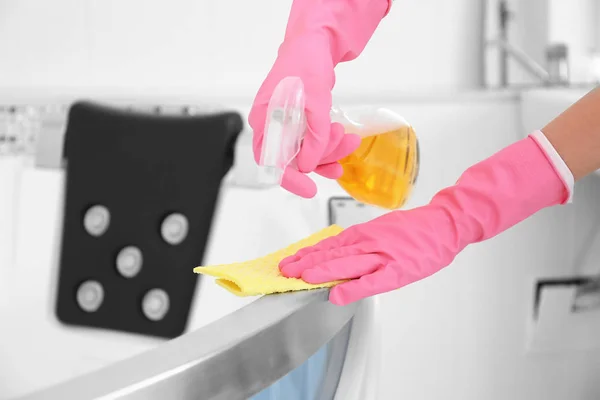Mãos com banho de limpeza de pano de esponja — Fotografia de Stock