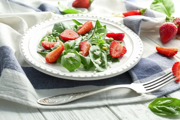 Salade aux épinards et fraises — Photo