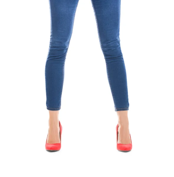 Ženské nohy ve vysokých podpatcích a džíny — Stock fotografie
