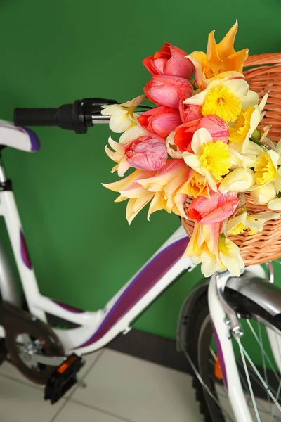 Vélo avec panier de belles fleurs — Photo
