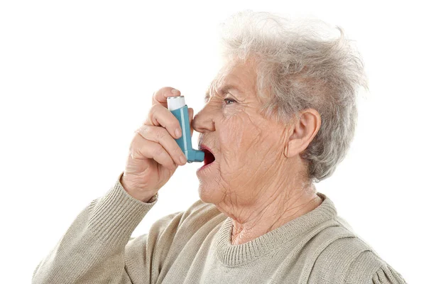Wanita tua menggunakan inhaler — Stok Foto