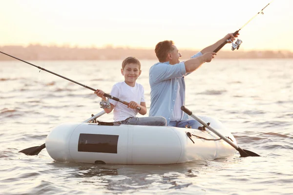 Papá e hijo de pesca —  Fotos de Stock