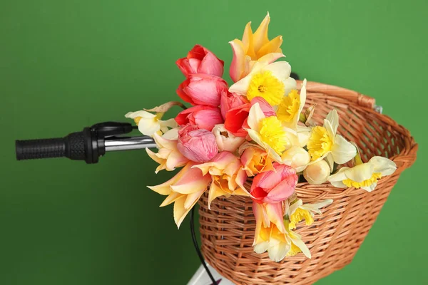 Bicicleta con cesta de hermosas flores —  Fotos de Stock