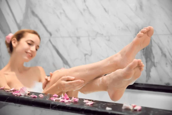 Mujer Relajante en Baño — Foto de Stock