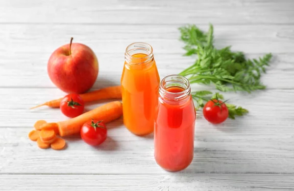 Sumos de cenoura e tomate — Fotografia de Stock