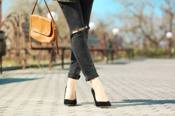Женщина с худыми ногами на высоких каблуках — стоковое фото