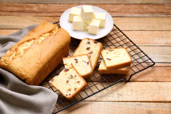 Support de refroidissement avec délicieux gâteau au beurre — Photo