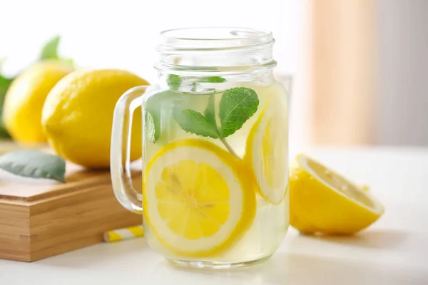 柠檬水玻璃瓶 — 图库照片