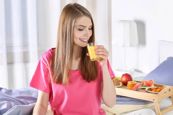 Joven hermosa mujer desayunando en la cama — Foto de Stock