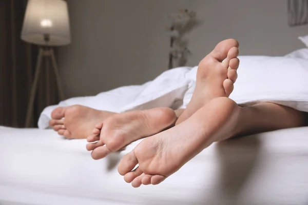 Pés de casal fazendo sexo sob cobertor em casa — Fotografia de Stock