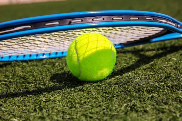 网球和球拍 — 图库照片