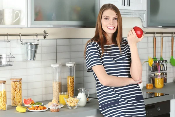 Joven hermosa mujer desayunando en la cocina — Foto de Stock