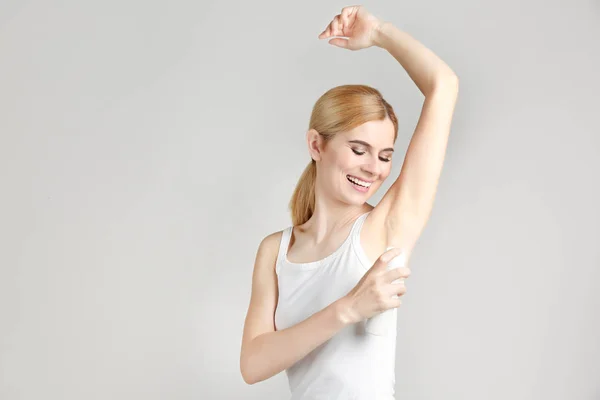 Mujer usando desodorante — Foto de Stock