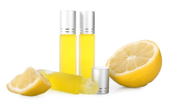 Frascos de perfume y limón —  Fotos de Stock