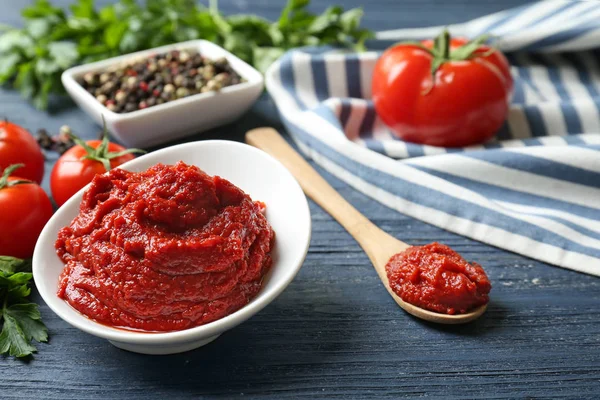 Keramische kom met tomatensaus — Stockfoto