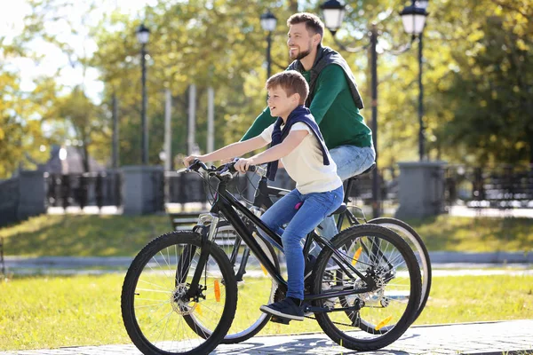 Dad and son riding bicycles — Stock Photo, Image