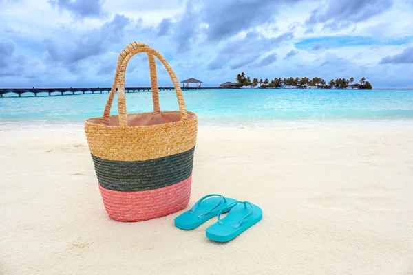 バッグやビーチのフリップフ ロップ — ストック写真