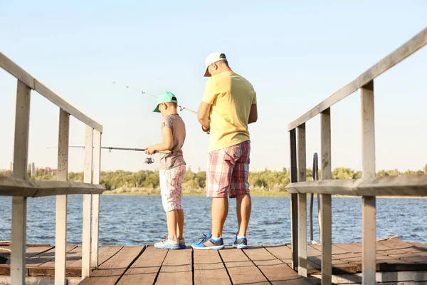 Dad and son fishing — Stock Photo, Image