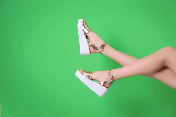 Női lábak divatos cipőben — Stock Fotó