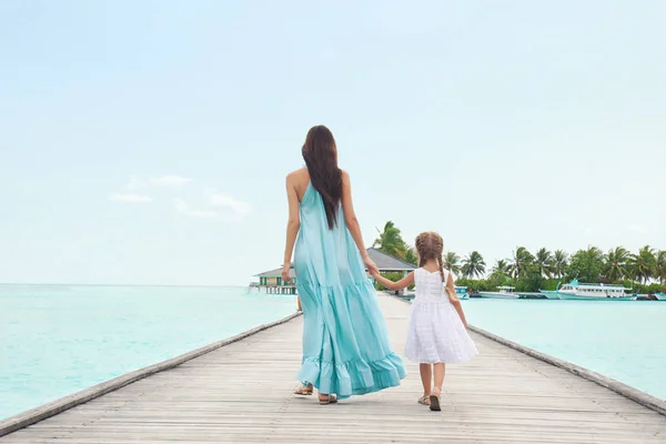 Schöne junge Frau mit ihrer Tochter im Seebad — Stockfoto