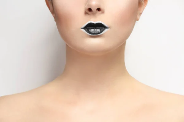 Vrouw met creatieve lippen make-up — Stockfoto