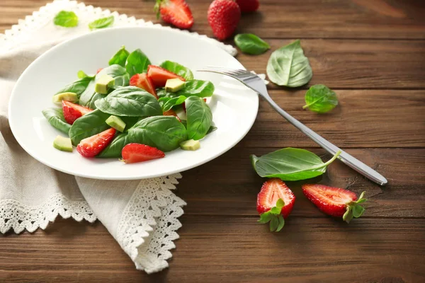 Ispanak ve çilek salatası  