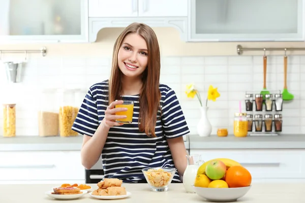 年轻漂亮的女人在厨房吃早饭 — 图库照片