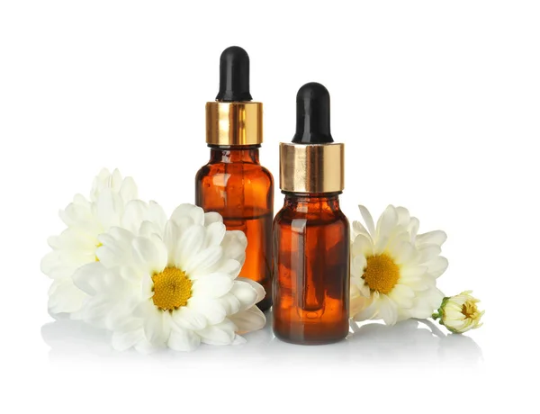 Essential oil and chamomile flowers — Stock Photo, Image