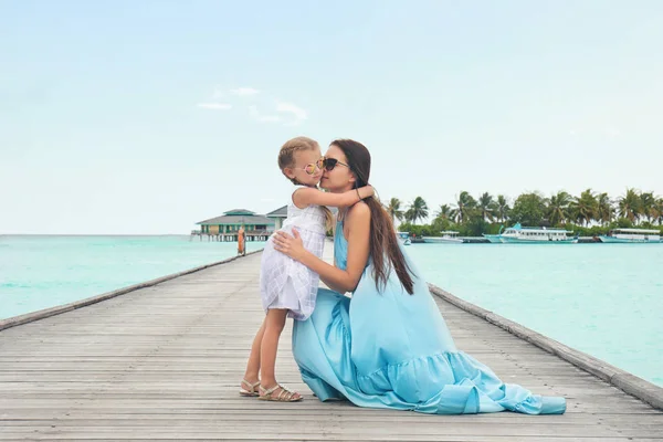 Mulher bonita com sua filha no resort do mar — Fotografia de Stock