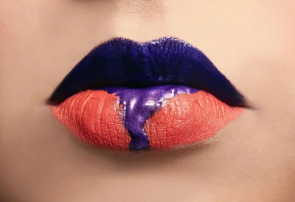 Τα χείλη της γυναίκας με το δημιουργικό μακιγιάζ — Φωτογραφία Αρχείου