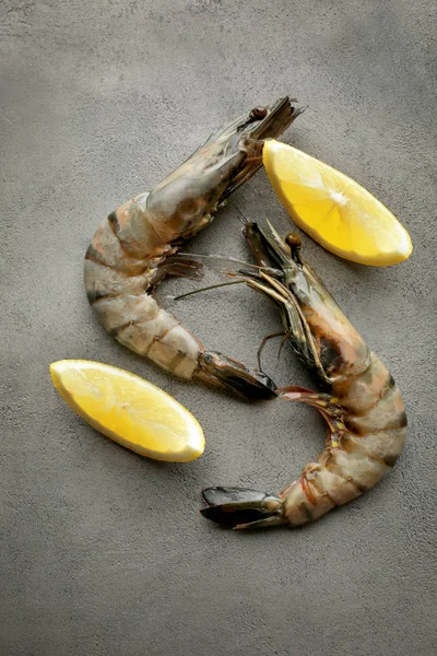 鲜虾配柠檬 — 图库照片