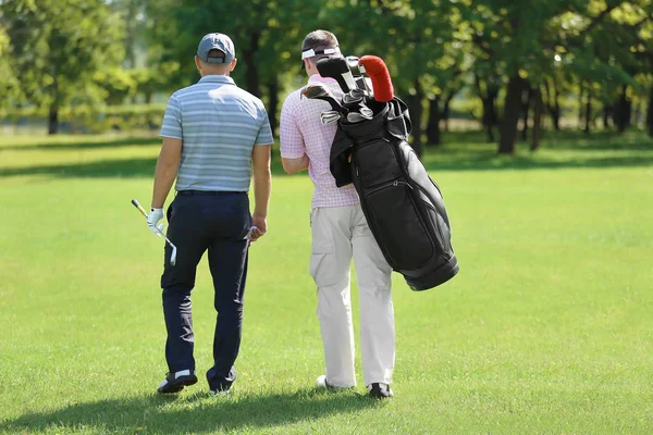 Hombres jóvenes en el campo de golf —  Fotos de Stock