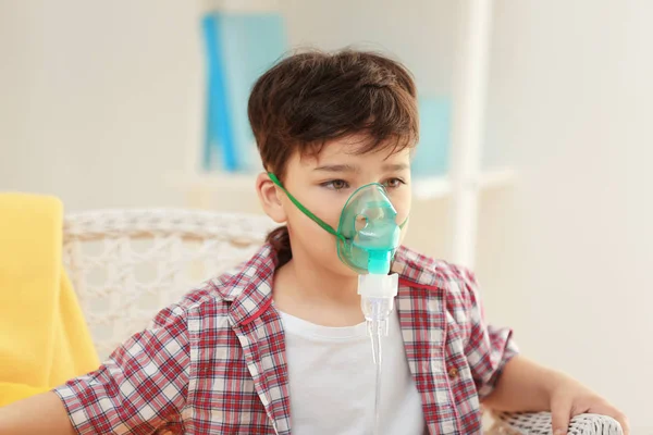 Boy menggunakan mesin asma — Stok Foto