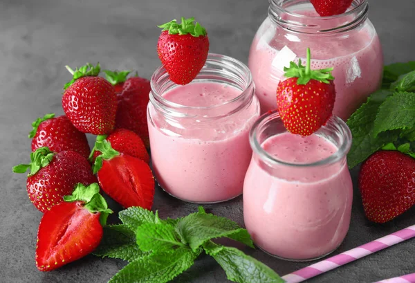 Erdbeer hausgemachter Smoothie — Stockfoto