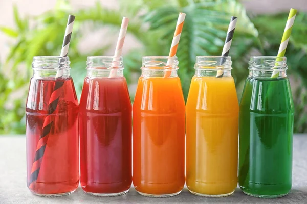 Deliciosos jugos en botellas — Foto de Stock