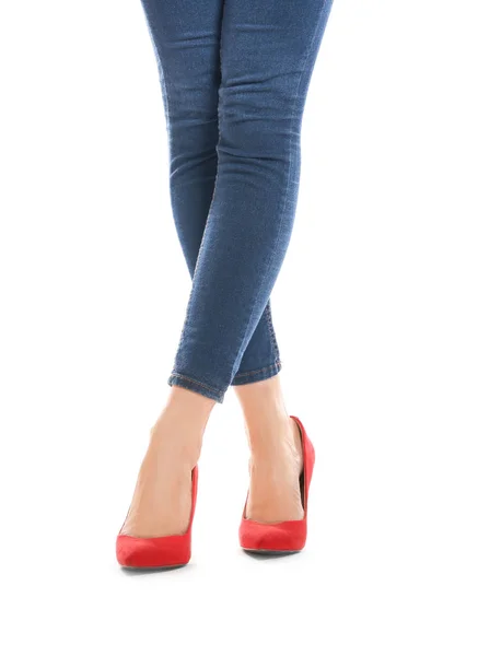 Piernas femeninas en tacones altos y jeans — Foto de Stock