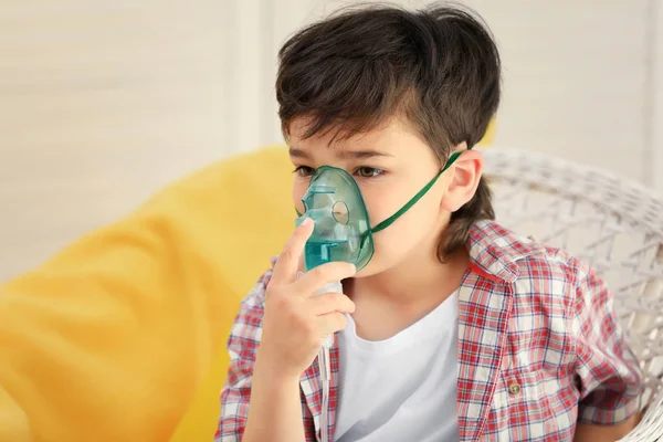 Menino usando máquina de asma — Fotografia de Stock