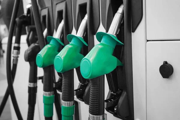 Tüzelőanyag-ellátó fúvókák benzinkútnál — Stock Fotó