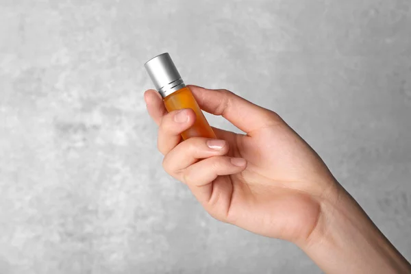El tutma şişe parfüm ile — Stok fotoğraf