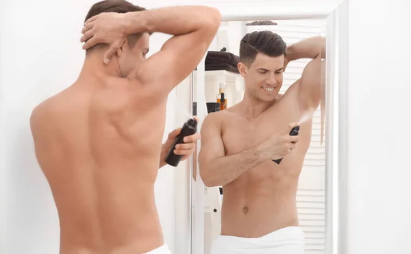 Mężczyzna stosujący dezodorant — Zdjęcie stockowe