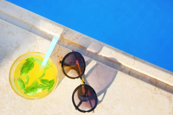 Sunglasses and glass of cocktail — Stock Photo, Image