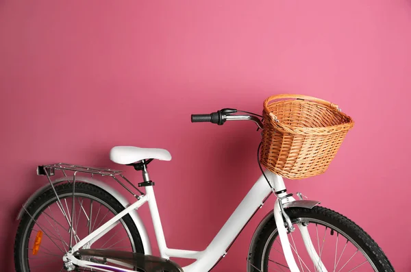 Bicycle with empty wicker basket — Stock Photo, Image