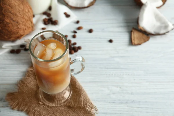 Glas kallt välsmakande kokos kaffe — Stockfoto